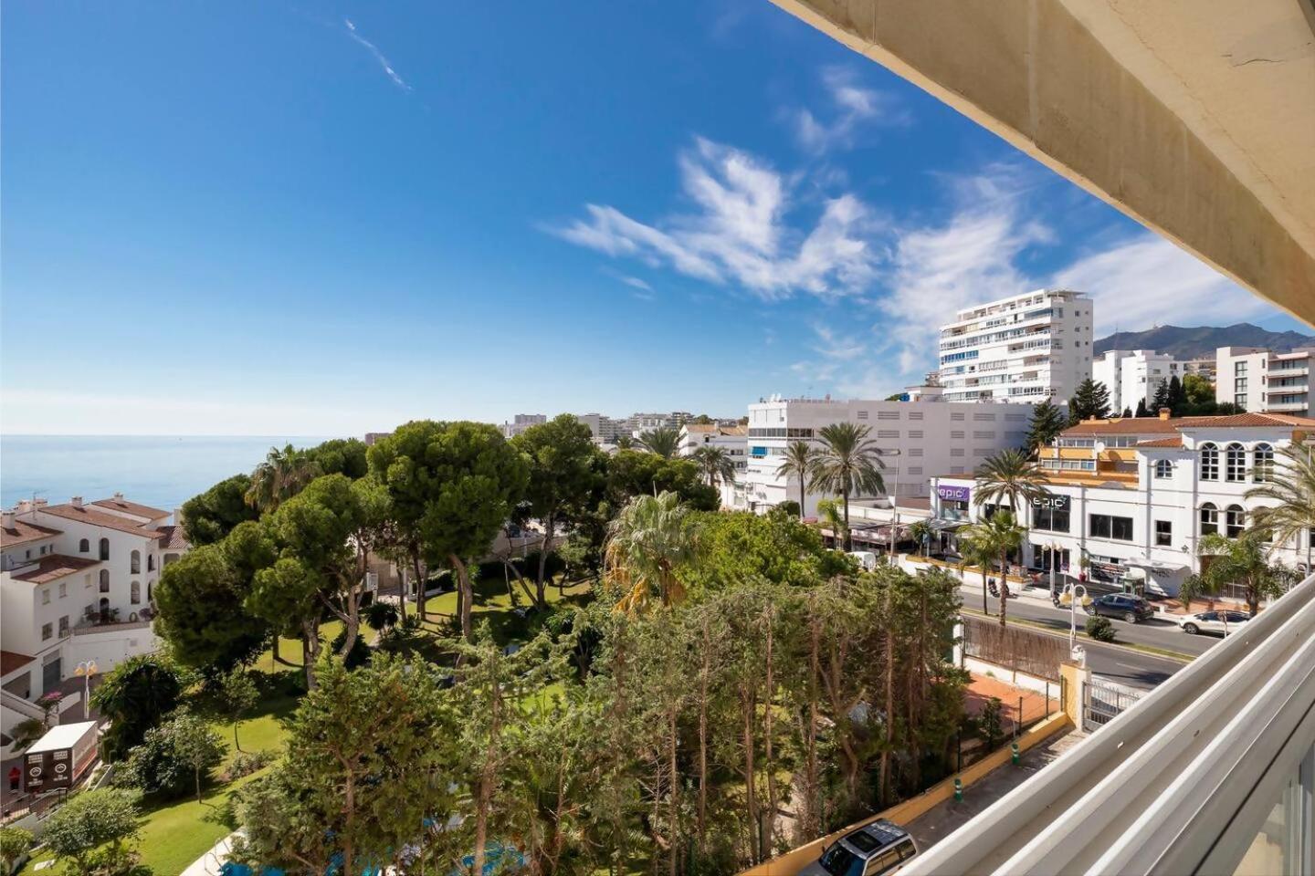 Stunning Apartment 50 Meters From The Sea Benalmádena Exteriör bild