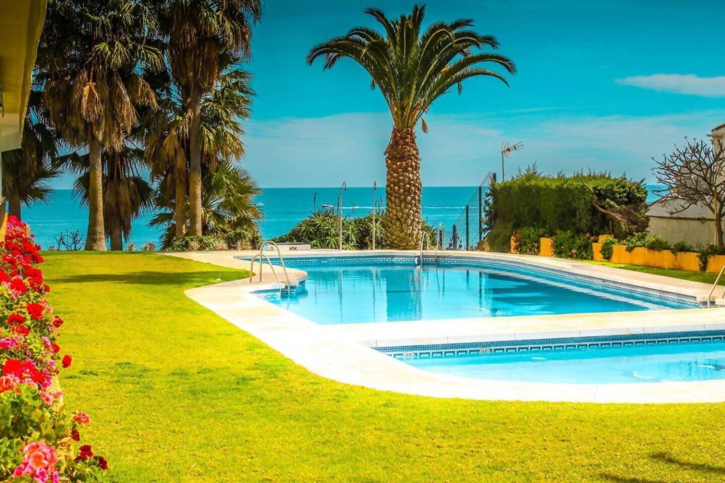 Stunning Apartment 50 Meters From The Sea Benalmádena Exteriör bild
