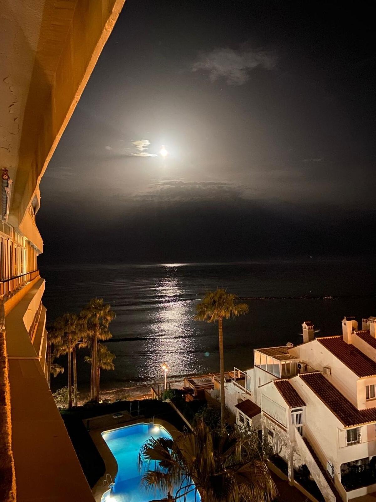 Stunning Apartment 50 Meters From The Sea Benalmádena Exteriör bild